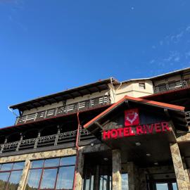 Hotel River，位于博尔沙的酒店