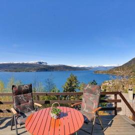 Cozy cabin, minimum 5 nights，位于Oppheim的酒店