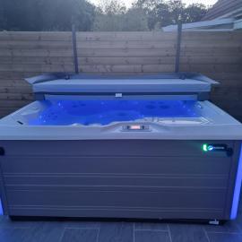 Spassionnement pool，位于Jouy-le-Moutier的酒店