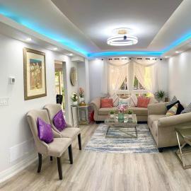 Super Luxury Family Home - 3 Bedrooms, 1 Full Bathroom and 1 Half Washroom with Free Parking, Wifi, Netflix，位于多伦多的酒店