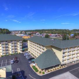 Comfort Inn & Suites at Dollywood Lane，位于鸽子谷的酒店