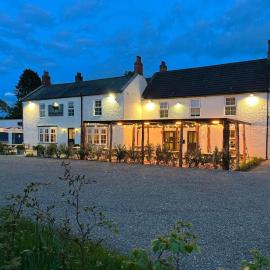 The Black Bull Inn，位于Lowick的酒店