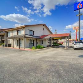 Motel 6 San Antonio, TX I-35 North Corridor，位于圣安东尼奥的酒店
