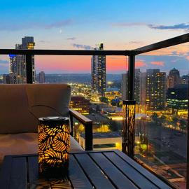 LUXURY Downtown Sunset Getaway - Your Home Away From Home - Fully Stocked Kitchen, Gym, Balcony, FREE PARKING，位于卡尔加里的酒店