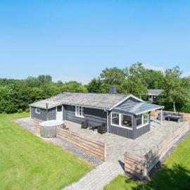 4 Bedroom Gorgeous Home In Hemmet，位于海默特的酒店