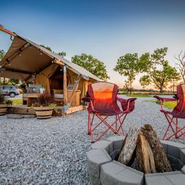 Roaring River's Cozy Nature Retreat，位于Cassville的酒店