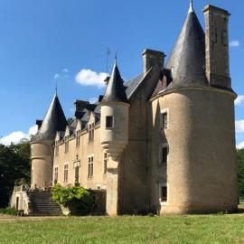 Chambre entrée indépendante dans tour du 15ème siècle，位于Mauvières的酒店