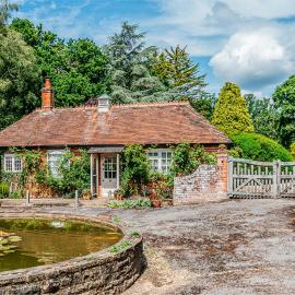 Beautiful Riverside Cottage with Large Garden, 2BR，位于Boldre的酒店