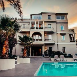 Hotel Benaco，位于代森扎诺-德尔加达的酒店