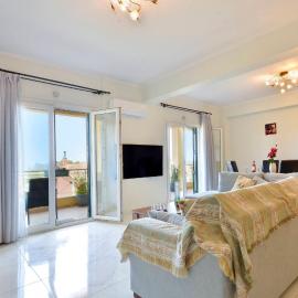 Corfu SeaTy Apartment Spacious 3BR Sea and Mountain View Large Terrace Private Parking Near Corfu Town，位于科孚镇的酒店