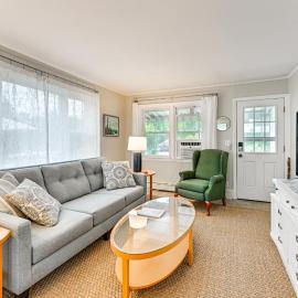 Bayfront East Quogue Retreat w/ Private Boat Dock，位于East Quogue的酒店