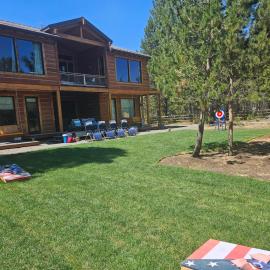 Beautiful Riverfront Near Mt Bachelor with Hot Tub，位于本德的酒店