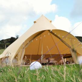 "Beaver" Tylda Tents at Heydaze Campsite - 5m Luxury Bell Tent，位于洛斯特威希尔的酒店