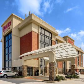Drury Inn & Suites St. Louis St. Peters，位于圣彼得斯的酒店