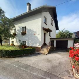 Rooms Apartma Cerknica，位于采尔克尼察的酒店