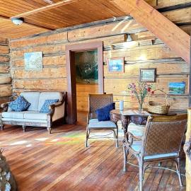 Rustic Beaverfoot Lodge Room N4，位于Parson的酒店