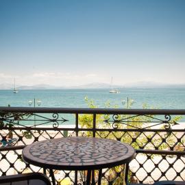 SeaFront Stone Suites,位于沃尼扎的酒店