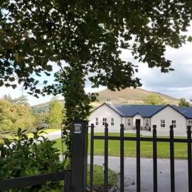 Ballyhoura Farm Escape Experience with Alpacas & Fairy Forest，位于Ballyorgan的酒店