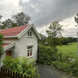 Lite hus 15 min fra Oslo，位于豪富克的酒店
