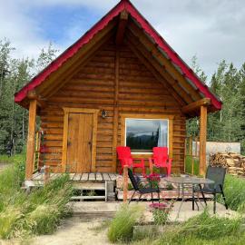 Dry Log Cabin with Mountain Views，位于Upper Laberge的酒店