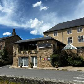 Hôtel-restaurant Le Sénéchal，位于Sauveterre-de-Rouergue的酒店