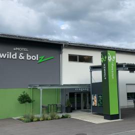 wild & bolz eMotel，位于特里本的酒店