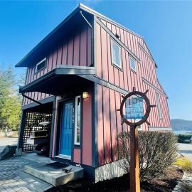 Sheringham Townhouse - Pet Friendly Sooke Rental，位于苏克的酒店