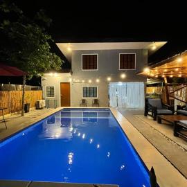 Babak Point Inland Resort - Exclusive Home with Pool in Samal，位于Babak的酒店
