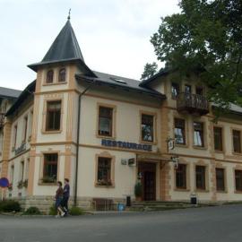 Hotel Kralicek，位于图尔诺夫的酒店