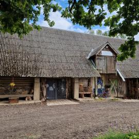 Paldaži Farm, Authentic Barn Heyloft experience，位于林巴日的酒店