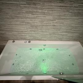 Southgate Luxury Apartments-Jaquzzi Bath-Private Parking- suitable for contractors，位于Elland的酒店