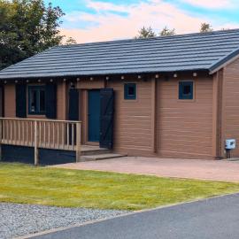 Pet Friendly - Lodge at Riverview Holiday Park，位于Newcastleton的酒店
