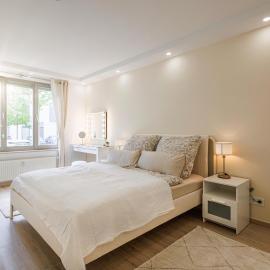 Schöne Wohnung mit Terrasse Nähe Airport，位于舍讷费尔德的酒店