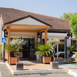 Brit Hotel Confort Nîmes Ouest - A9 sortie 25，位于尼姆的酒店