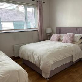 Triple Room with Private Bathroom at Caroline's Guest House, River Street, Clara，位于Tara的酒店