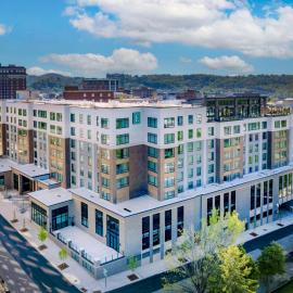 Embassy Suites By Hilton Asheville Downtown，位于阿什维尔的酒店