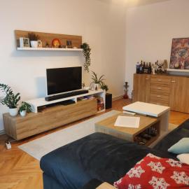 Home sweet home -Central & cozy，位于Iernut的酒店