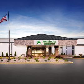HomeTowne Studios by Red Roof & Conference Center Cortland,位于科特兰的酒店