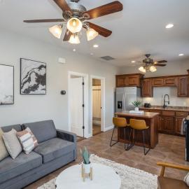 Tiny Home with Hot Tub Near Ft Leonard Wood!，位于Waynesville的酒店