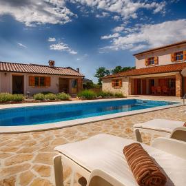 Villa with pool, garden, in a quiet small village - by Traveler tourist agency Krk - ID 2179，位于克拉斯的酒店
