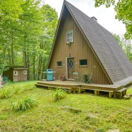 A-Frame Cabin w/ Furnished Deck in Becket!，位于Becket的酒店
