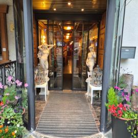 dala Hotel & Apartments,位于洛伊克巴德的酒店
