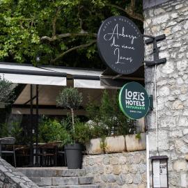 Auberge du Vieux Lanas Logis Hotel Restaurant，位于Lanas的酒店