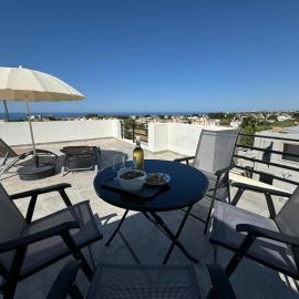 Penthouse in Lapta, a Cozy Coastal Retreat，位于拉普索斯的酒店