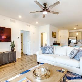Bright Lewes Condo w/ Balcony, 7 Mi to Beach!，位于刘易斯的酒店