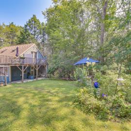 Cozy Boothbay Studio w/ Patio ~ 5 Mi to Harbor!，位于Boothbay的酒店