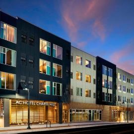 AC Hotel by Marriott Chapel Hill Downtown，位于教堂山的酒店