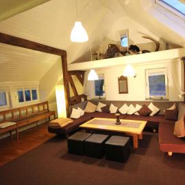 Apartment 180 qm BIBERBURG, in der romantischen Rödermühle an der Fränkischen Saale in Deutschlands Mitte, 8 km zur A7，位于哈默尔堡的酒店