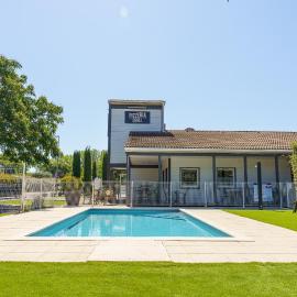 Brit Hotel Confort Manosque Cadarache，位于马诺斯克的酒店