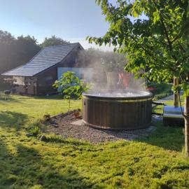 Domek SADKOWO - wśród jabłoni , balia ogrodowa dodatkowo płatna，位于Polanów的酒店